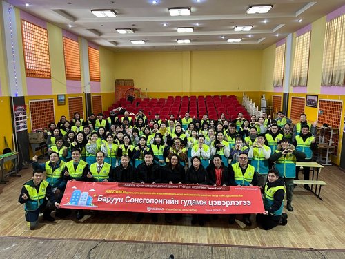 ASEZ-н залуучууд Баруун Сонсголонгийн гудамжны замын цас, мөс цэвэрлэлээ